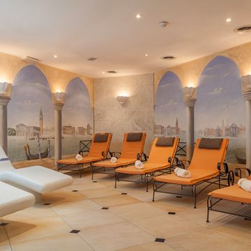 Wellnessbereich mit Innenpool und Liegen im Funggashof Hotel in Südtirol Wellnessbereich mit Innenpool und Liegen im Funggashof Hotel in Südtirol