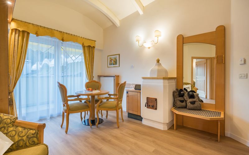 Vista panoramica dell'hotel Funggashof con piscina e montagne in Alto Adige