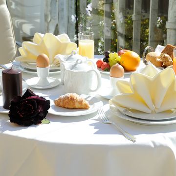 Frühstücksbuffet im Hotel Funggashof mit frischen Brötchen, Aufschnitt und regionalen Spezialitäten