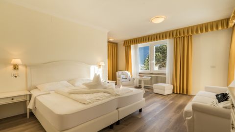 Herrlicher Ausblick vom Funggashof in Südtirol mit Bergen und grüner Natur