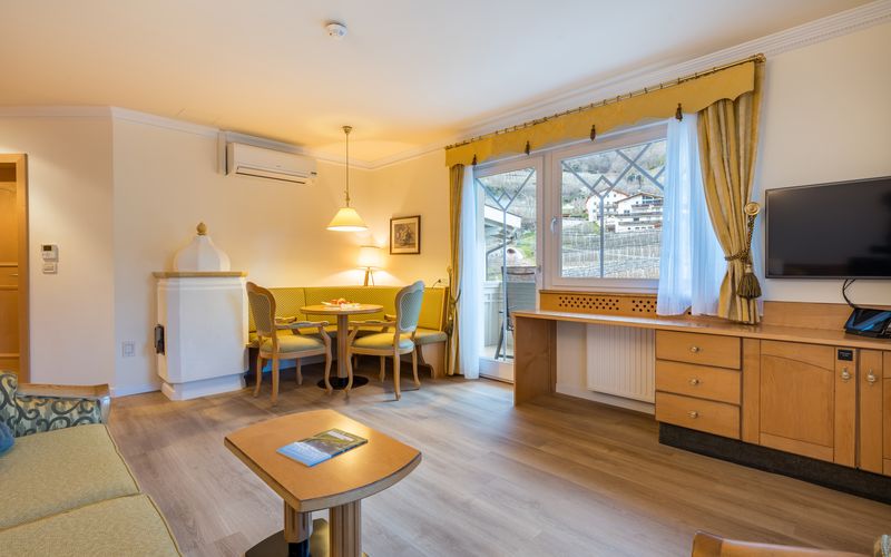 Blick auf den Außenpool des Hotels Funggashof in Südtirol mit Palmen und Bergpanorama