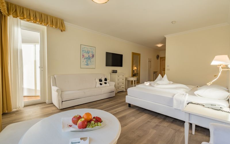 Familienfreundliches Hotel Funggashof in Südtirol mit Außenpool und Blick auf die Berge