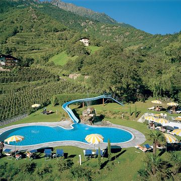 Freibad mit Wasserrutsche und Garten im Hotel Funggashof in Südtirol Freibad mit Wasserrutsche und Garten im Hotel Funggashof in Südtirol