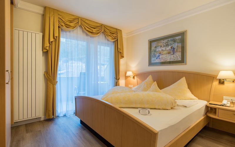 Familienfreundliches Hotel Funggashof mit Pool und Blick auf die Südtiroler Berge im Sommer