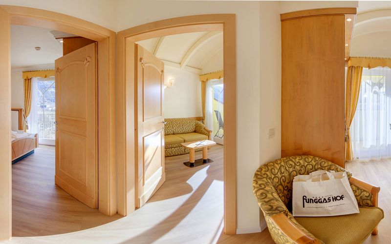 Panoramablick auf das Funggashof Hotel im Vinschgau Südtirol mit Bergen und Natur