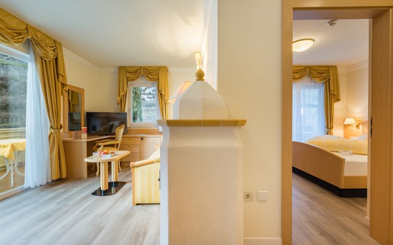 Panoramablick auf das Wellnesshotel Funggashof mit Pool und Garten in Südtirol