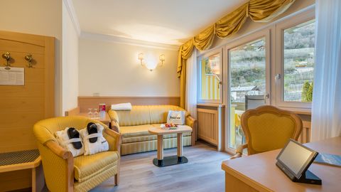 Außenansicht des Funggashof Hotels in Südtirol mit Pool und Liegewiese bei sonnigem Wetter