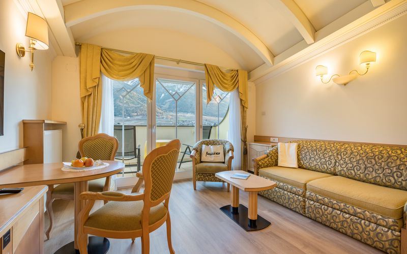 Familienhotel Funggashof in Südtirol mit Außenpool und Blick auf die Berge