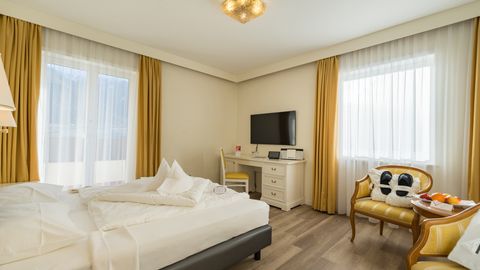 Hotelzimmer mit Doppelbett und Balkon im Funggashof in Südtirol Hotelzimmer mit Doppelbett und Balkon im Funggashof in Südtirol