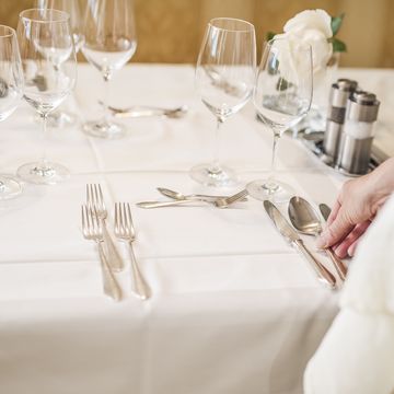 Heller Speisesaal im Hotel Funggashof mit gedeckten Tischen und Blick auf den Garten