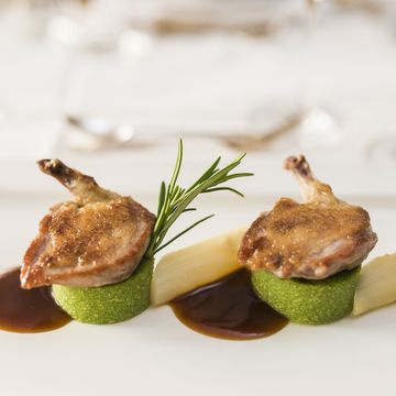 Gourmetgericht im Funggashof Hotel in Südtirol elegant angerichtet Gourmetgericht im Funggashof Hotel in Südtirol elegant angerichtet