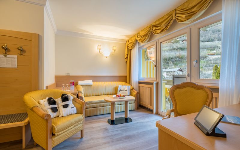 Außenansicht des Funggashof Hotels in Südtirol mit Pool und Liegewiese bei sonnigem Wetter