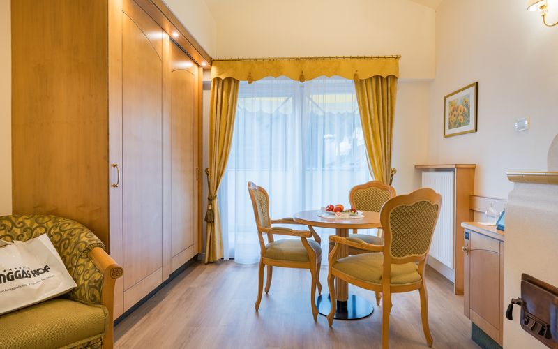 Panoramablick auf den Funggashof in Südtirol mit Bergen und Weinreben