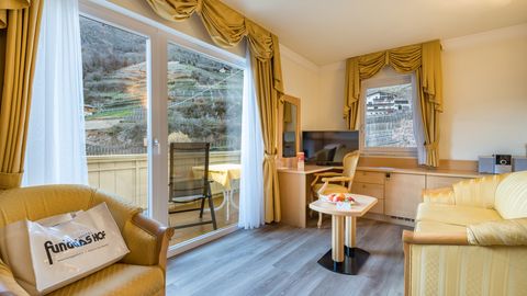 Vista panoramica dell'hotel Funggashof con piscina all'aperto e montagne dell'Alto Adige