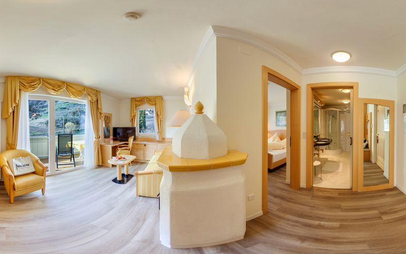 Hotel Funggashof in Naturns Südtirol mit Außenpool und Blick auf die Berge