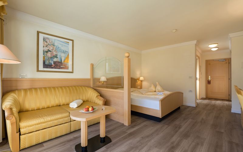 Doppelzimmer Superior mit Balkon und Bergblick im Hotel Funggashof in Südtirol