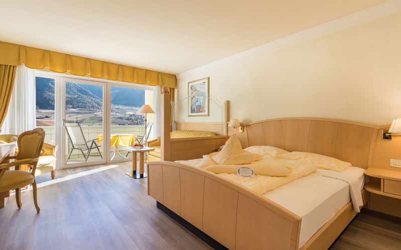 Doppelzimmer Superior mit Balkon und Bergblick im Hotel Funggashof in Südtirol
