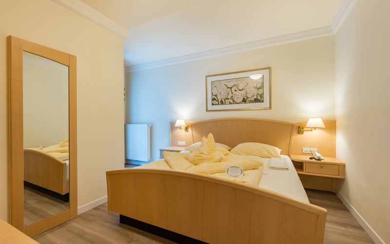 Panoramablick auf den Funggashof in Südtirol mit Bergen und Weinbergen im Sommer