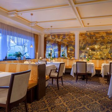 Gourmetgericht im Restaurant Funggashof in Südtirol, liebevoll angerichtet auf weißem Teller Gourmetgericht im Restaurant Funggashof in Südtirol, liebevoll angerichtet auf weißem Teller