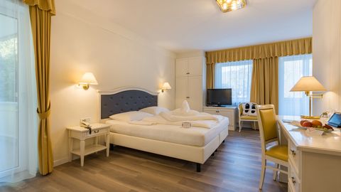 Doppelzimmer im Funggashof Hotel in Südtirol mit modernem Design und Bergblick