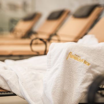 Wellnessbereich mit Pool und Entspannungsbereich im Funggashof Hotel in Südtirol