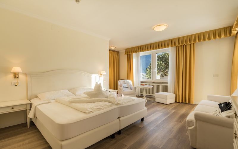 Herrlicher Ausblick vom Funggashof in Südtirol mit Bergen und grüner Natur