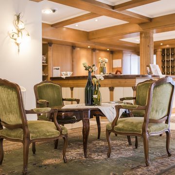 Hotelrezeption im Funggashof in Südtirol mit freundlichem Empfangspersonal Hotelrezeption im Funggashof in Südtirol mit freundlichem Empfangspersonal
