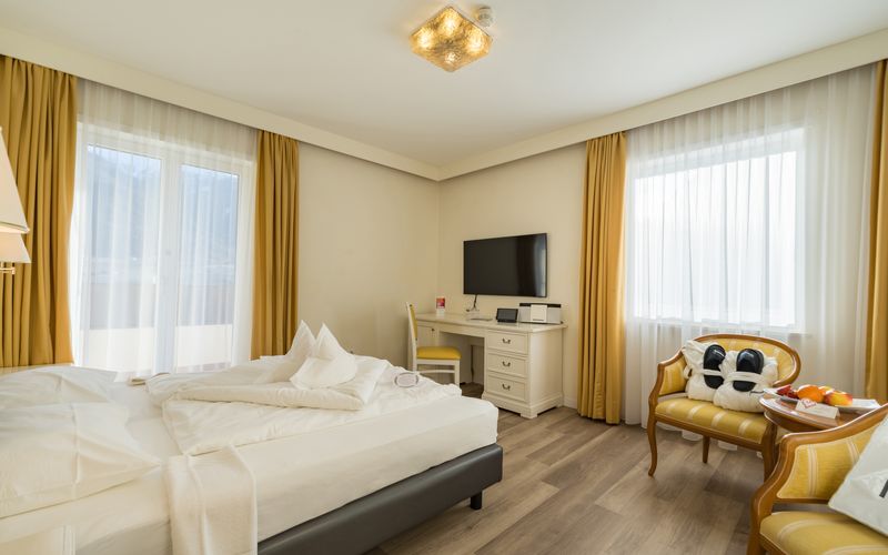 Hotelzimmer mit Doppelbett und Balkon im Funggashof in Südtirol