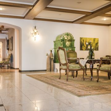 Hotelrezeption im Funggashof in Südtirol mit freundlichem Empfangspersonal