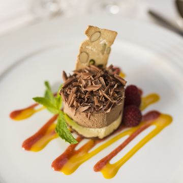 Gourmetgericht im Funggashof Restaurant in Südtirol, stilvoll angerichtet auf einem weißen Teller