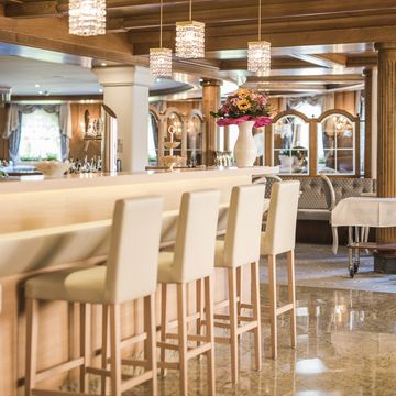 Gemütliche Hotelbar im Funggashof in Südtirol mit stilvoller Einrichtung Gemütliche Hotelbar im Funggashof in Südtirol mit stilvoller Einrichtung