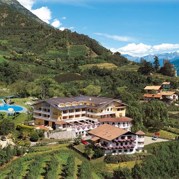 Hotel Funggashof in Naturns Südtirol mit Außenpool und Bergblick