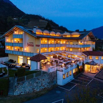 Außenansicht des 4-Sterne-Hotels Funggashof in Naturns mit Pool und Alpenpanorama