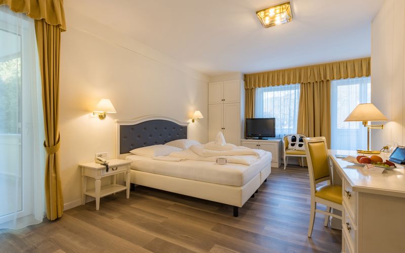 Doppelzimmer im Funggashof Hotel in Südtirol mit modernem Design und Bergblick