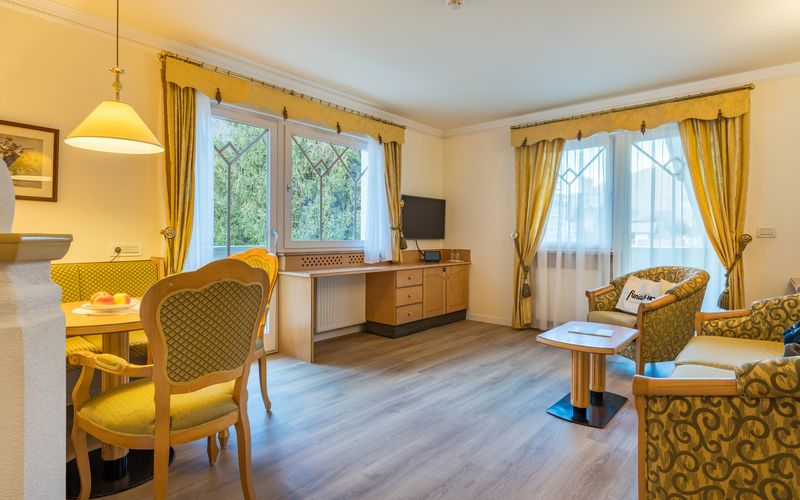 Panoramablick auf das Wellnesshotel Funggashof in Südtirol mit Außenpool und Bergkulisse