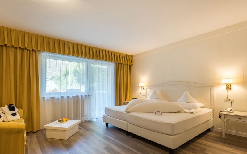 Doppelzimmer im Hotel Funggashof mit modernem Alpenstil und Panoramablick