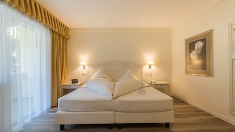 Camera doppia luminosa con balcone e vista sulle montagne dell'hotel Funggashof in Alto Adige