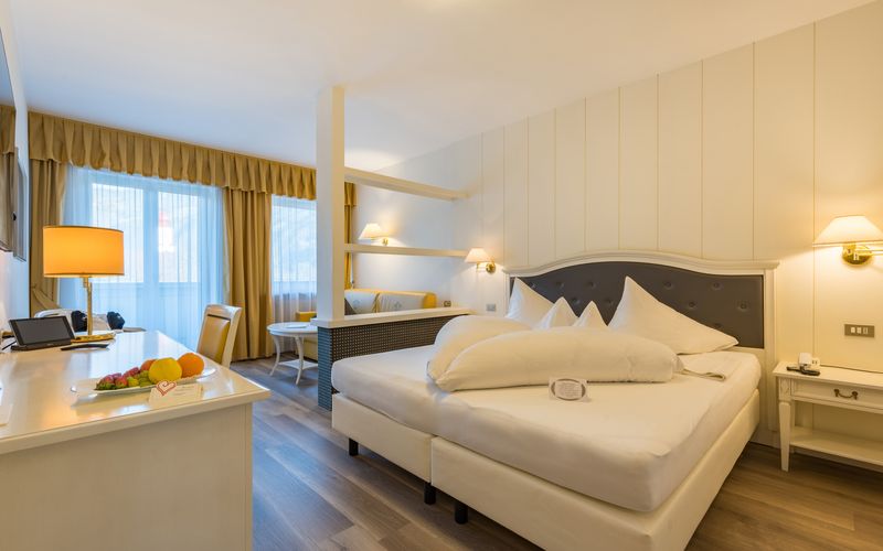 Doppelzimmer im Hotel Funggashof in Naturns mit modernem Interieur und Panoramablick