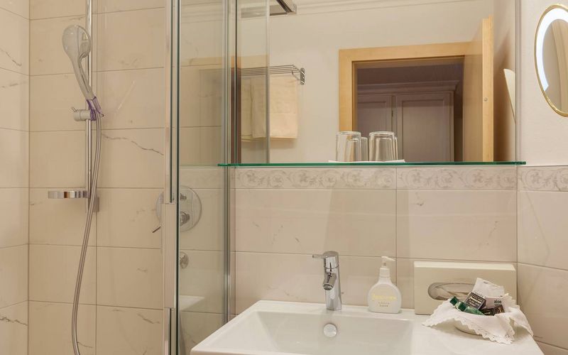 Modernes Badezimmer im Hotel Funggashof mit großzügiger Dusche und stilvoller Einrichtung