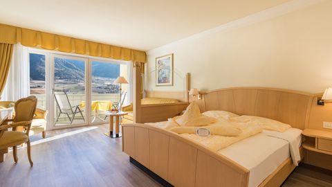 Doppelzimmer Superior mit Balkon und Bergblick im Hotel Funggashof in Südtirol