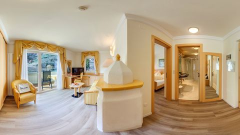 Hotel Funggashof in Naturns Südtirol mit Außenpool und Blick auf die Berge