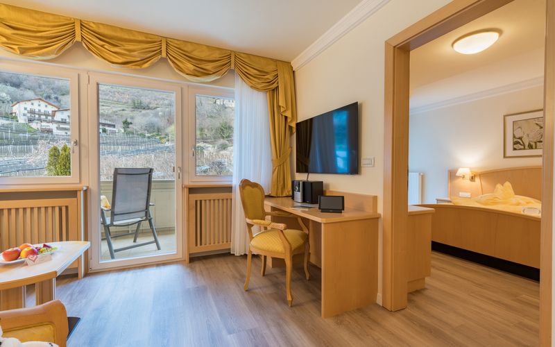 Hotel Funggashof in Südtirol mit Außenpool und Blick auf die Berge