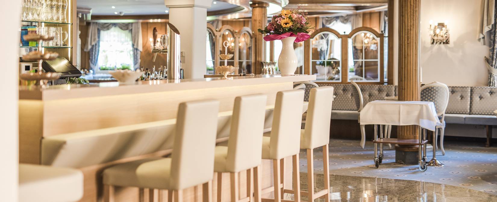 Außenansicht des Hotels Funggashof in Naturns, Südtirol mit Pool und Garten