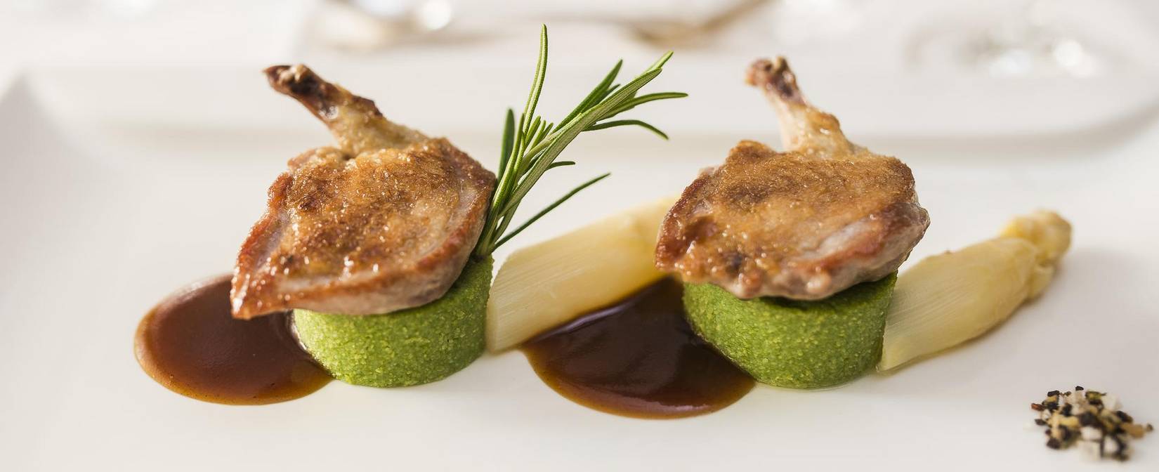 Panoramaaufnahme des Hotel Funggashof in Naturns, Südtirol mit Außenpool und Blick auf die umliegenden Berge