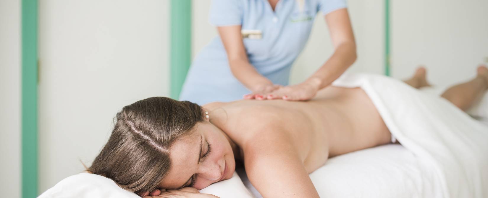 Panorama-Blick auf das Wellnesshotel Funggashof in Naturns, Südtirol, umgeben von Bergen und Natur